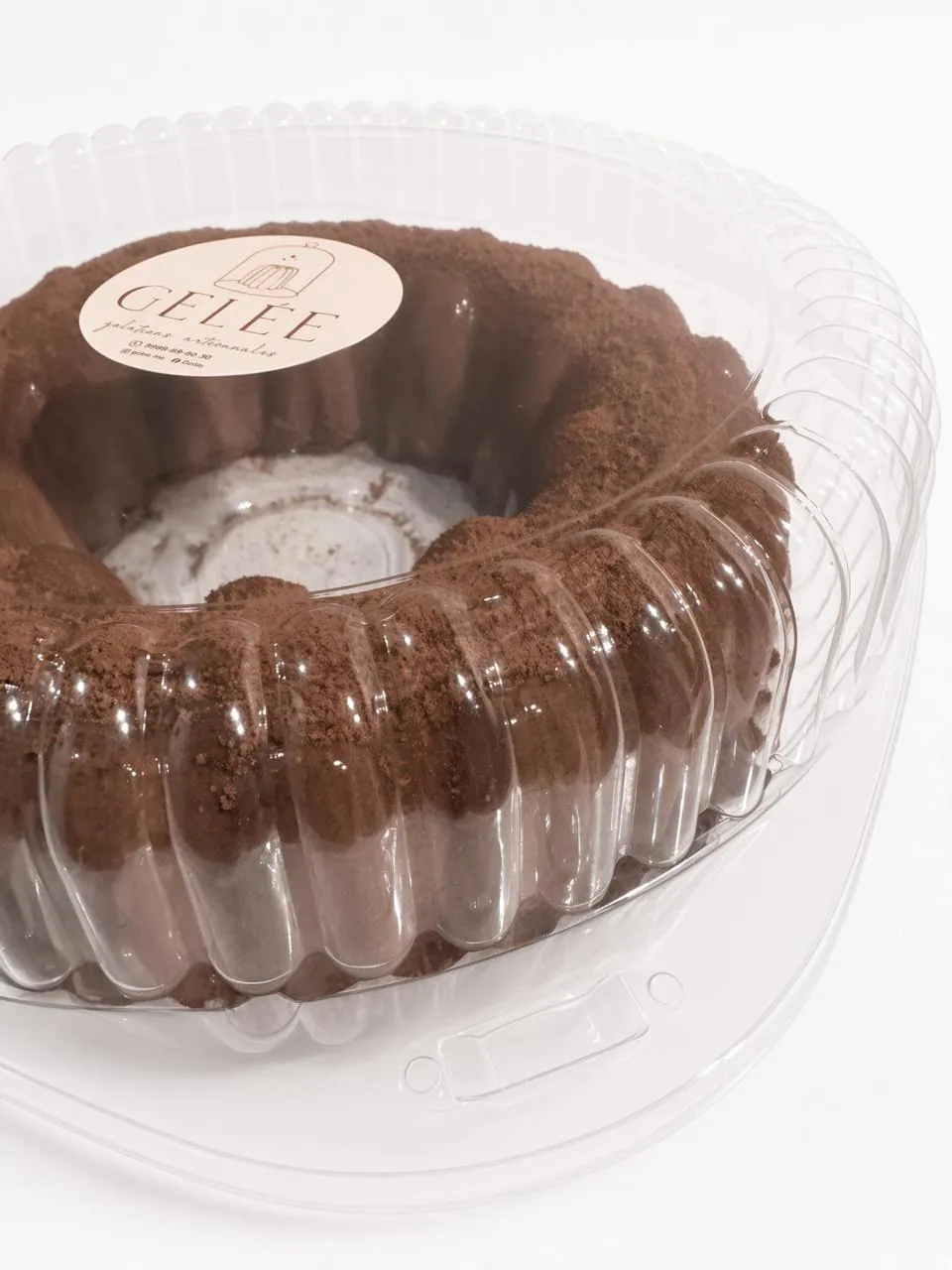 Gelée grande sabor chocolate Abuelita, en forma de rosca espolvoreada con cacao, dentro de su envase redondo