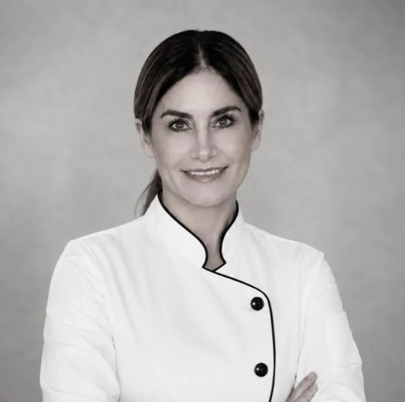 Chef de GELÉE, retrato en blanco y negro con filipina blanca