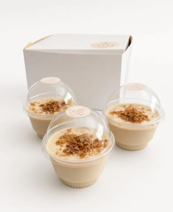Tres gelatinas GELÉE sabor Lotus Biscoff con galleta molida, junto a su caja
