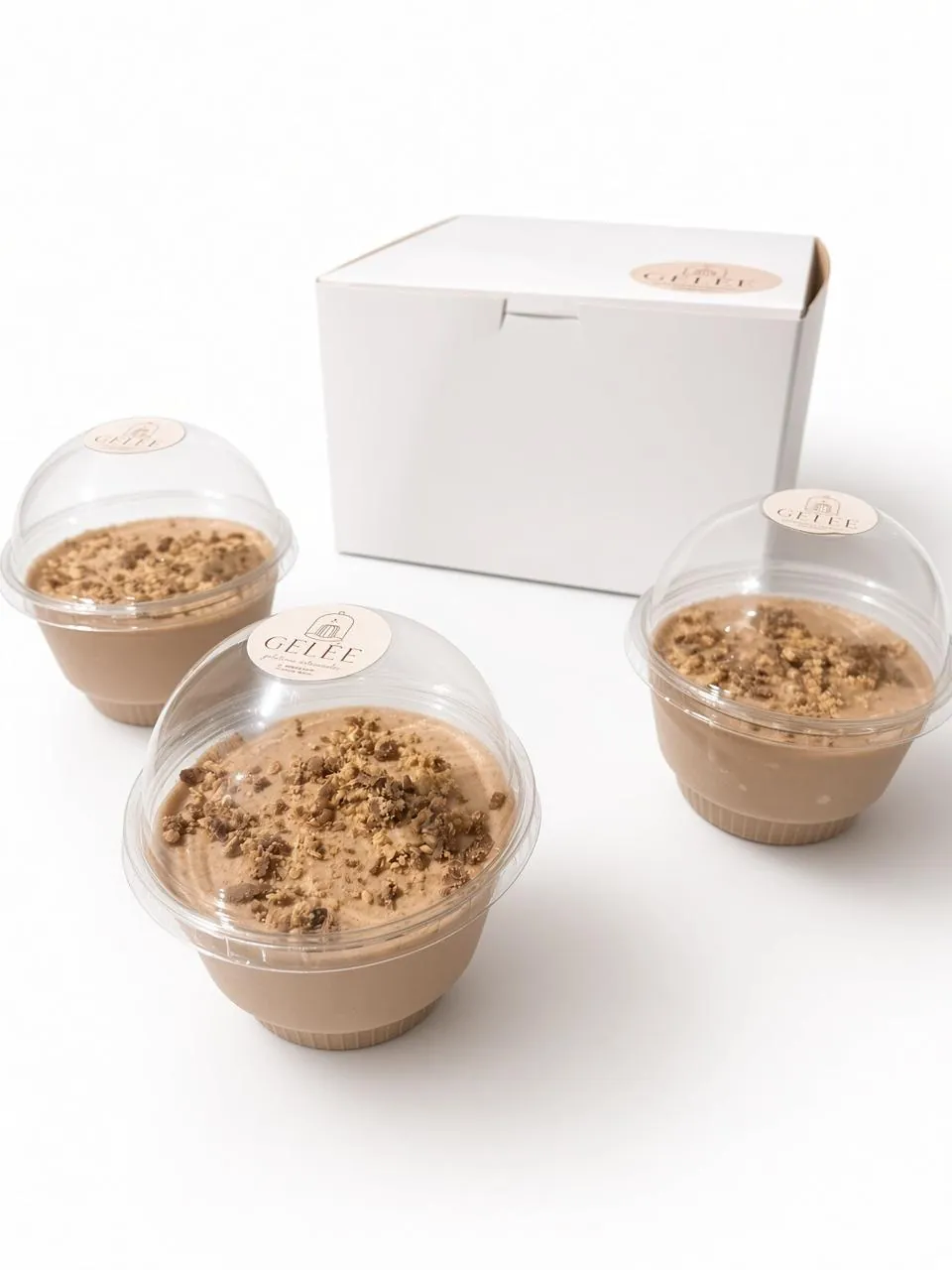 Tres gelatinas GELÉE sabor Reese's en vaso individual, junto a su caja