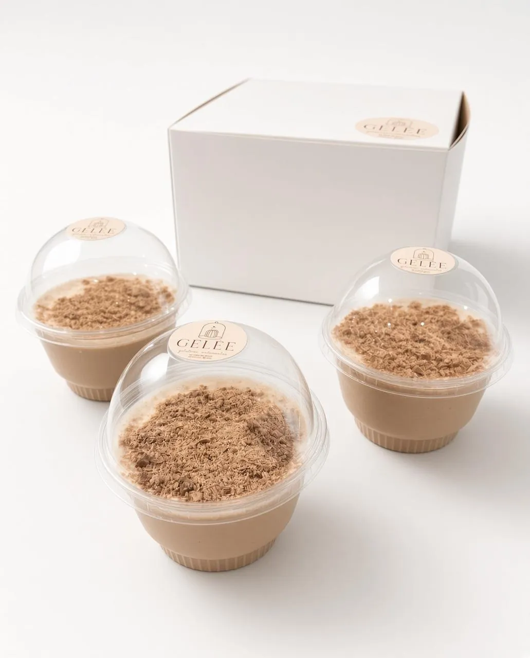 Tres gelatinas GELÉE sabor Turín en vaso individual, junto a su caja