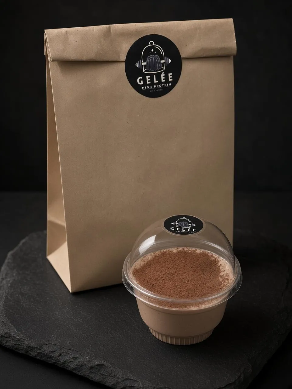 Bolsa de papel de GELÉE con su etiqueta, junto a un vaso individual de gelée proteica